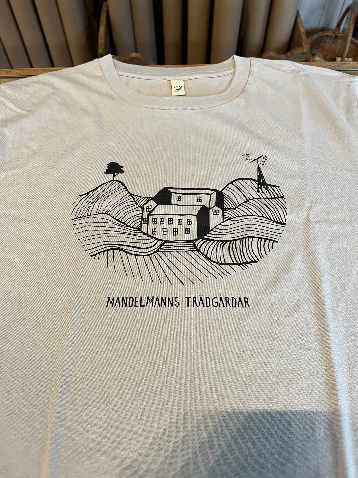 T-tröja med gårdsvy