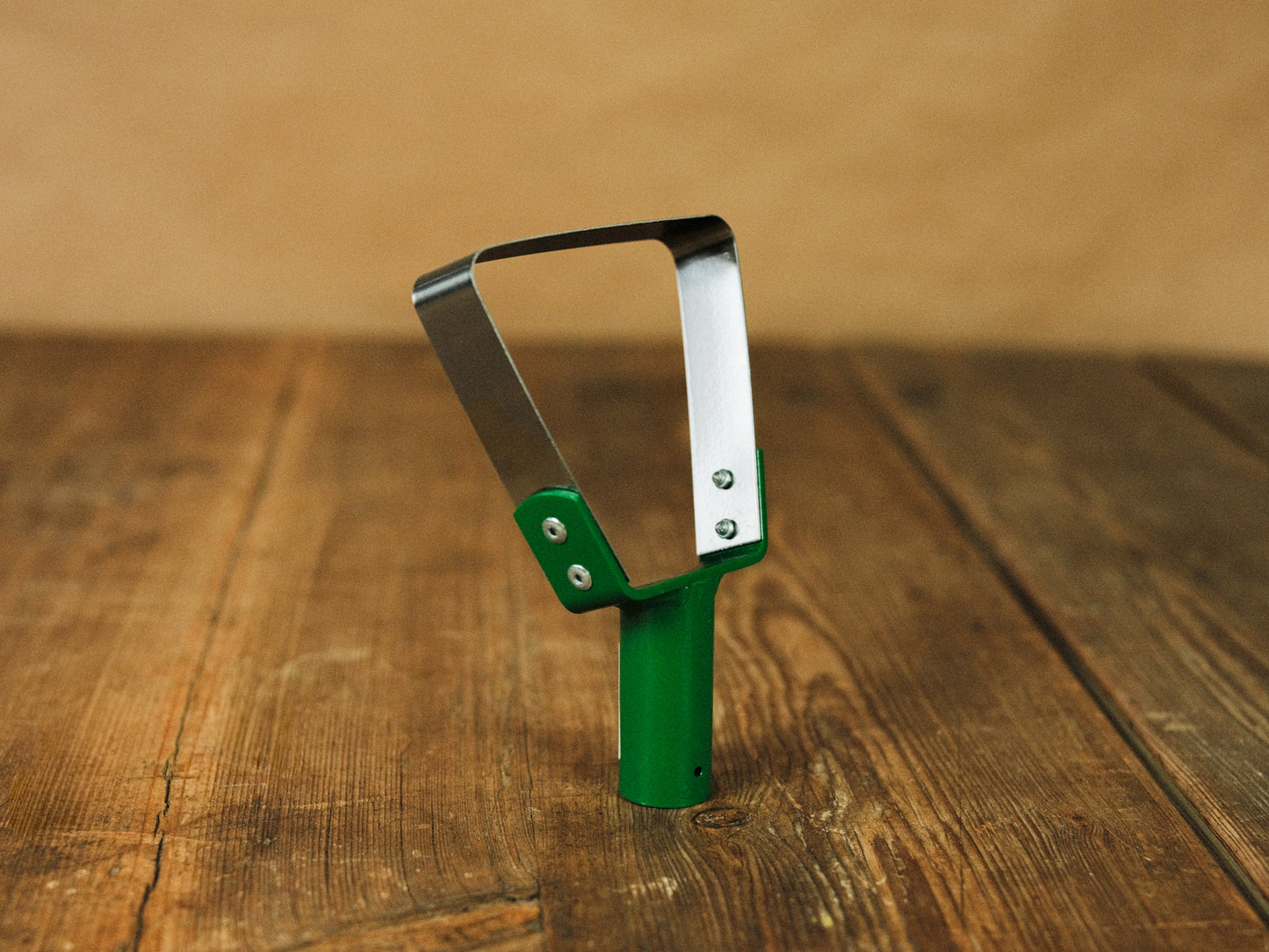 Liten bygelhacka för trädgårdsarbete