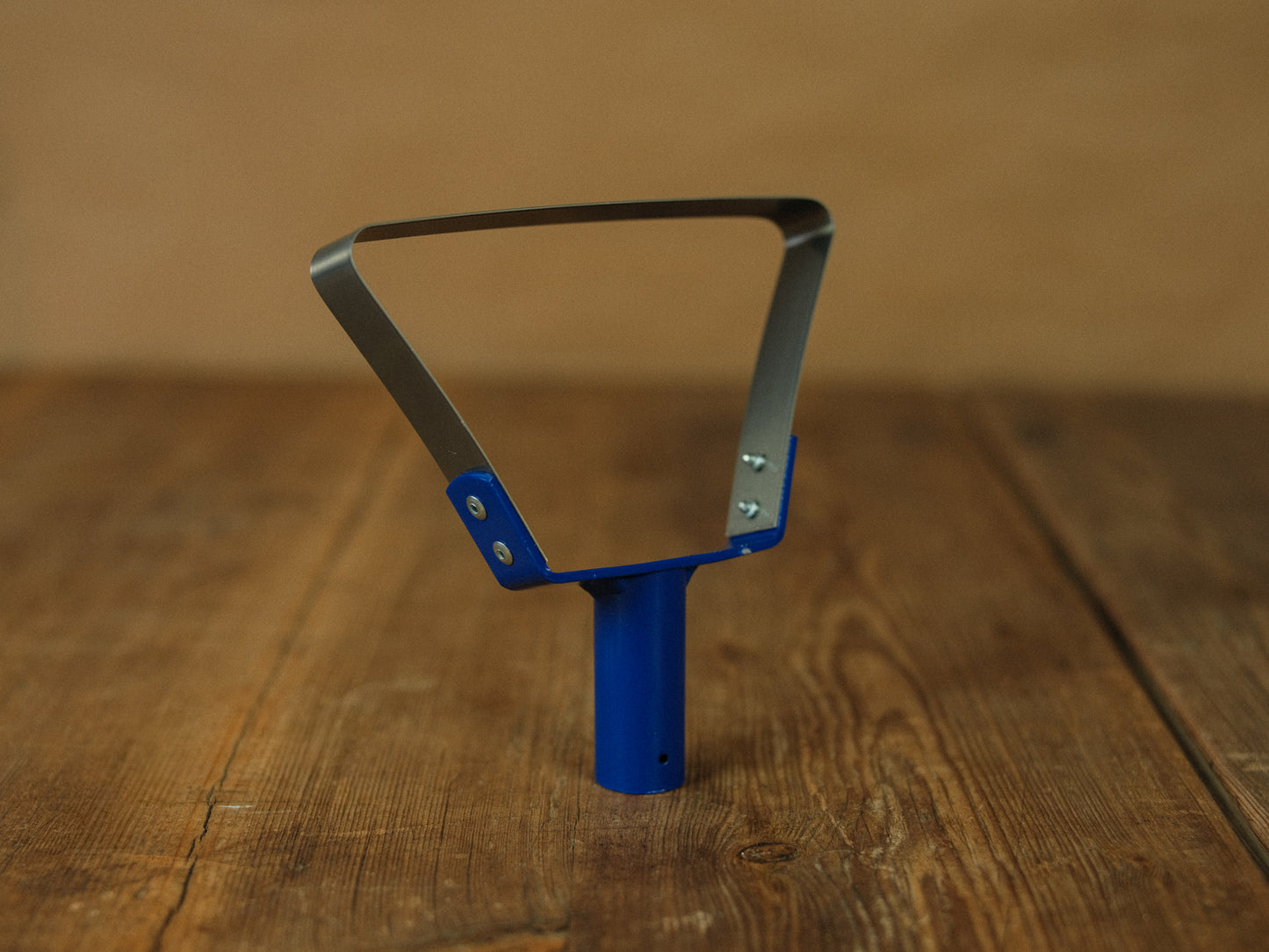 Stor bygelhacka för trädgårdsarbete